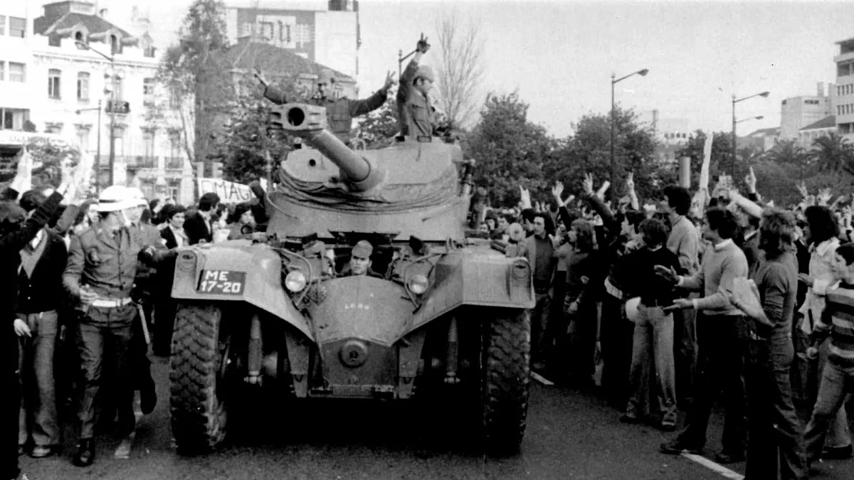 A Revolução dos Cravos de 1974: O Fim do Estado Novo e o Caminho para a Democracia hero image