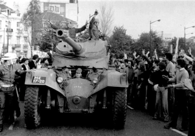 A Revolução dos Cravos de 1974: O Fim do Estado Novo e o Caminho para a Democracia blog image